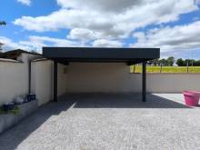 Carport adossé en aluminium en Isère 