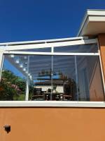 Pergola toit en verre et parois coulissantes intégrées à Genas
