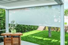 Pergola bioclimatique avec screen latéral à Lyon