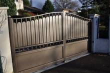 Portail traditionnel plein en aluminium sur mesure à Lyon